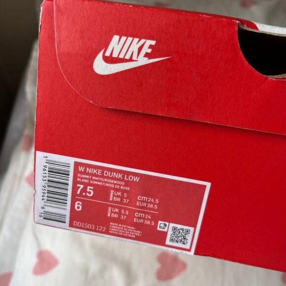 BRAND NEW NIKE DUNK LOW WOMEN - Picture 4 of 6